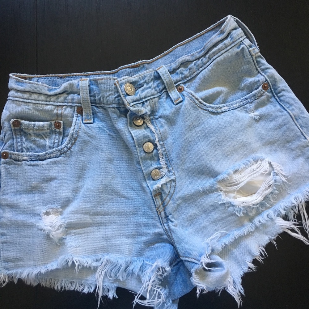 Levi’s High Waisted Shorts 24